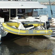 Bateau pneumatique hors-bord / semi-rigide...