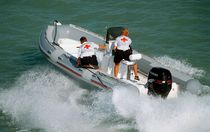 Bateau pneumatique hors-bord / semi-rigide...
