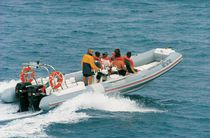Bateau pneumatique hors-bord / semi-rigide...