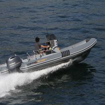Bateau pneumatique hors-bord / semi-rigide...