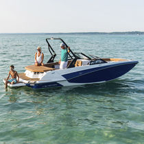Deck-boat in-bord / à double console / de...