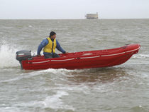Barque hors-bord / rotomoulée