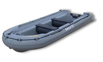 Barque hors-bord / rotomoulée