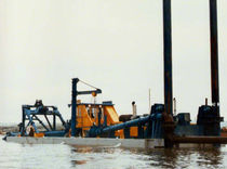 bateau de travail : drague avec pieux d'ancrage 1870 Ellicott Dredges