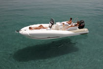 bateau pneumatique semi-rigide am&eacute;nag&eacute; (hors-bord, &agrave; console lat&eacute;rale, avec bain de soleil) N-Zo 680 ZODIAC