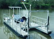 bateau &agrave; moteur : bateau ponton de travail EFFLUENT PONTOON Marina Dock Systems