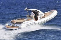 bateau pneumatique : annexe semi-rigide am&eacute;nag&eacute;e (in-bord, &agrave; console centrale, avec pont en teck) A35 Cantieri Nautici Abate