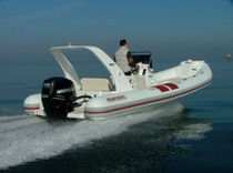 bateau pneumatique semi-rigide am&eacute;nag&eacute; (hors-bord, &agrave; console centrale, avec bain de soleil, roll-bar, pont en teck, douchette, WC) 830 HP Mariner