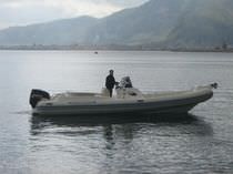 bateau pneumatique semi-rigide am&eacute;nag&eacute; (in-bord, &agrave; console centrale, avec bain de soleil, r&eacute;frig&eacute;rateur, WC) 820 Maestrale