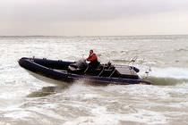 bateau pneumatique semi-rigide am&eacute;nag&eacute; (in-bord, &agrave; console centrale, avec roll-bar) RIBTEC 740 Ribeye