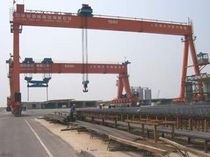 grue pour chantier naval : grue portique DLM 100 Suzhou Dafang