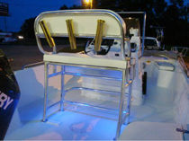 si&egrave;ge avec porte-canne &agrave; p&ecirc;che pour bateaux  Blackfyn Customs, Inc.