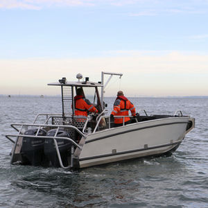 bateau de débarquement / hors-bord
