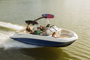 runabout stern-drive / hors-bord / à double console / bow-rider
