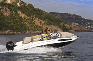 cabin-cruiser in-bord / open / max. 8 personnes / 2 couchages