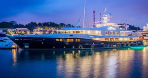 mega-yacht avec timonerie / avec héliport