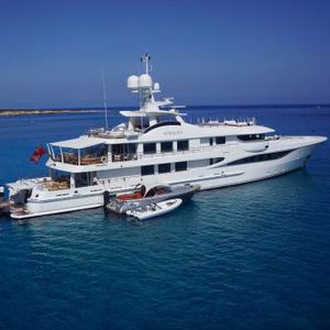 mega-yacht de croisière / avec timonerie / en acier / avec héliport