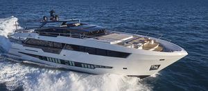 super-yacht de croisière / à fly / PRV / à déplacement