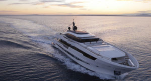 motor-yacht de croisière / avec timonerie / PRV / coque à déplacement