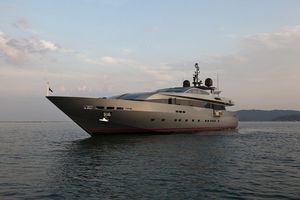 super-yacht rapide / à fly / coque à déplacement