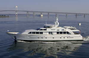 super-yacht de croisière / classique / à fly / à déplacement