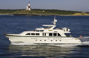 motor-yacht de pêche / à fly / coque semi-planante
