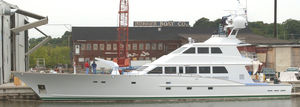 super-yacht rapide / de pêche sportive / avec timonerie / à déplacement