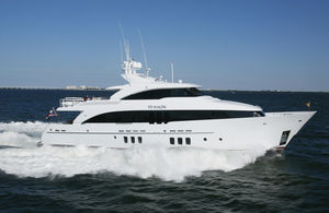 super-yacht de croisière / à fly fermé / à déplacement