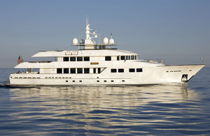 mega-yacht de luxe rapide / classique / raised pilothouse / coque à déplacement