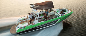 runabout in-bord / bow-rider / de wakeboard / de ski nautique