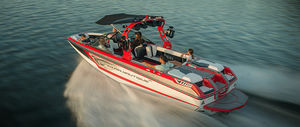 runabout in-bord / bow-rider / de ski nautique / max. 17 personnes