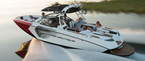 runabout in-bord / bow-rider / de wakeboard / de wakesurf