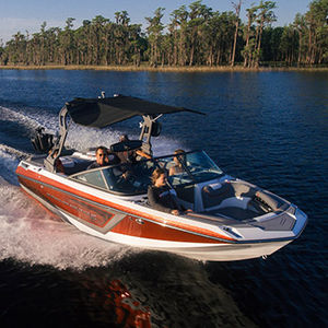 runabout in-bord / à double console / bow-rider / de sport