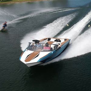 runabout in-bord / à double console / de ski nautique / max. 7 personnes