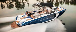 runabout in-bord / bow-rider / de wakeboard / max. 19 personnes