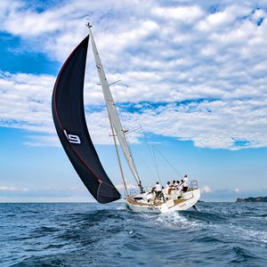 monocoque / de croisière rapide / cockpit ouvert / 3 cabines