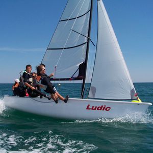 dériveur multiple / de loisir / école / spinnaker asymétrique