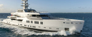 mega-yacht de croisière / avec timonerie / à étrave verticale