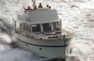 trawler in-bord / avec timonerie / à fly