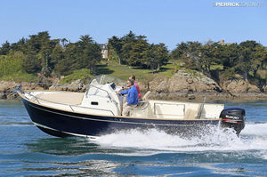 day-cruiser hors-bord / coque planante / open / à console centrale