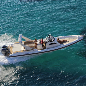 bateau pneumatique hors-bord / bi-moteur / semi-rigide / à console centrale