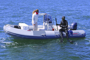 bateau pneumatique hors-bord / semi-rigide / à console centrale / de plongée