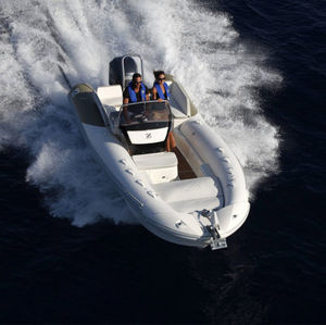 bateau pneumatique hors-bord / semi-rigide / à console latérale / de sport