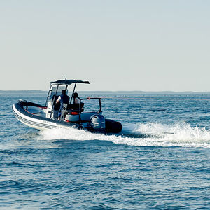 bateau pneumatique hors-bord / semi-rigide / à console centrale / de sport