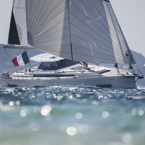 sailing-yacht de grande croisière / cockpit central / en fibre de verre / 3 cabines