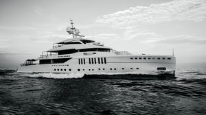 mega-yacht de croisière / avec timonerie / sur mesure / à étrave verticale