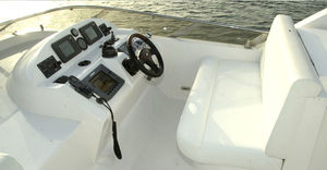 motor-yacht de croisière / à fly / coque planante