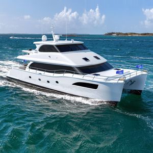 motor-yacht catamaran à moteur / de croisière / à fly fermé