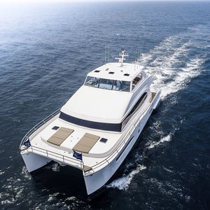 motor-yacht catamaran à moteur / de croisière / à fly