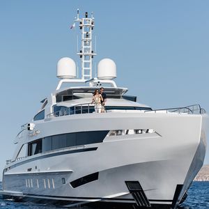 super-yacht de croisière / à fly / aluminium / coque semi-planante